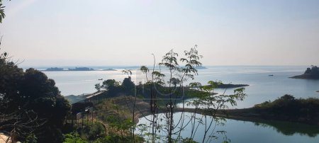 Kaptai-See malerische Landschaft des nebligen Morgens während der Sommersaison
