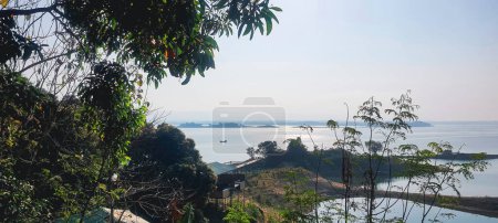 Escénica mañana brumosa de Kaptai lago vista panorámica