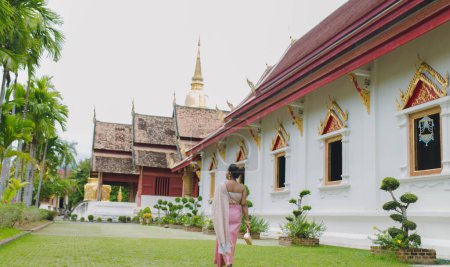 Vista lejana de los complejos del templo en el estilo de Lanna en la ciudad vieja Chiang Mai Tailandia
