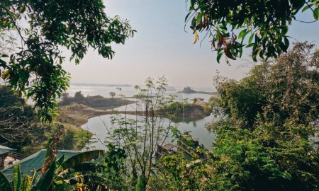 Hausboote auf dem Kaptai-See und malerischer nebliger Morgen