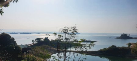 Kaptai-See malerisches nebliges Morgenpanorama