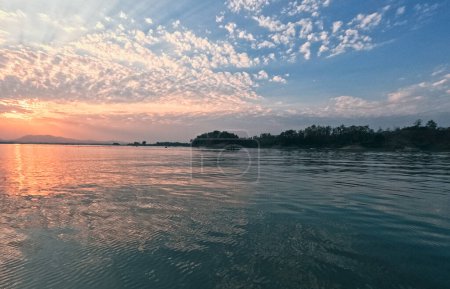 Vista panorámica del paisaje cinematográfico de la puesta de sol en el lago Kaptai Rangamati Chittagong