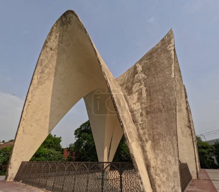 Estructura Shell del Mausoleo de tres líderes en el área de la Universidad Shahbag Dhaka