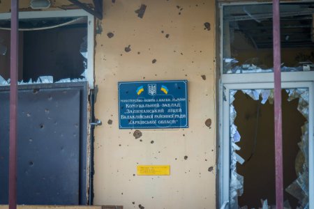Foto de Zalyman, región de Kharkiv, Ucrania, 03.25.2023: bombardeo militar ruso de una escuela, centro cultural y casas privadas. Rusia Ucrania guerra - Imagen libre de derechos