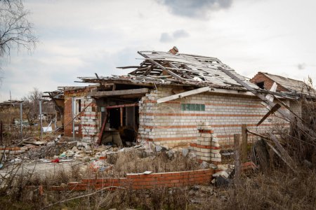 Foto de Zalyman, región de Kharkiv, Ucrania, 03.25.2023: bombardeo militar ruso de una escuela, centro cultural y casas privadas. Rusia Ucrania guerra - Imagen libre de derechos