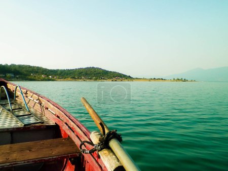 Téléchargez les photos : Voile sur le lac Prespa dans le parc national de Galicica. Prespa est située entre la Macédoine, la Grèce et l'Albanie, connue pour sa nature sauvage et sa réserve de pélican. Vue depuis le bateau. - en image libre de droit