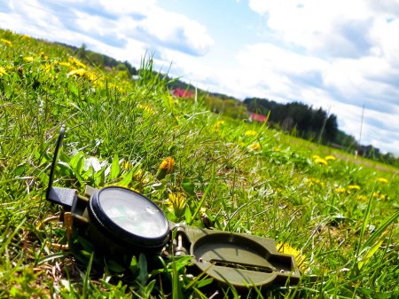 Téléchargez les photos : Boussole sur herbe - concept de voyage, d'exploration et de navigation. - en image libre de droit