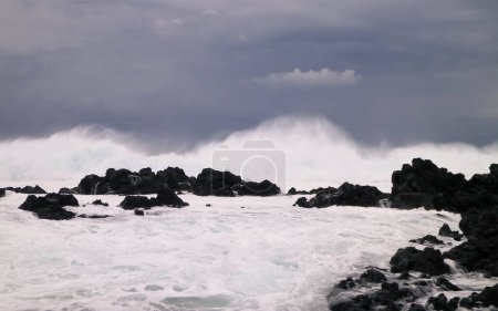 Foto de Olas chocando contra rocas. Clima ventoso en San Miguel, Azores. Piscinas Naturais Parque Natural de Caneiros. - Imagen libre de derechos