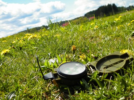 Téléchargez les photos : Boussole sur herbe - concept de voyage, d'exploration et de navigation. - en image libre de droit