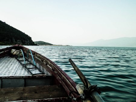 Téléchargez les photos : Voile sur le lac Prespa dans le parc national de Galicica. Prespa est située entre la Macédoine, la Grèce et l'Albanie, connue pour sa nature sauvage et sa réserve de pélican. Vue depuis le bateau. - en image libre de droit