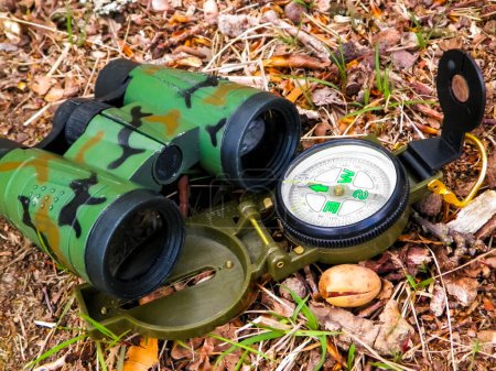 Téléchargez les photos : Binoculars and compass close up. Travel and exploration concept. - en image libre de droit