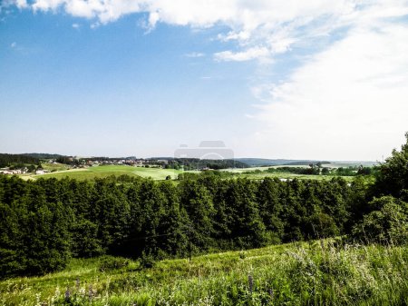Foto de Colinas, campos y prados - hermoso paisaje de Wiezyca, región de Kashubia, norte de Polonia. Copiar espacio en el cielo azul. - Imagen libre de derechos