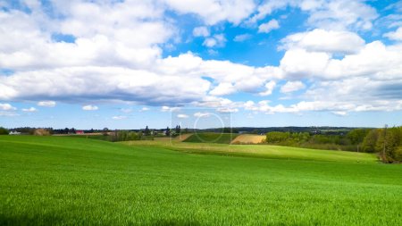 Foto de Campos verdes y colinas en Wiezyca, región de Kashubian. Wiezyca es una zona turística de Polonia - Imagen libre de derechos