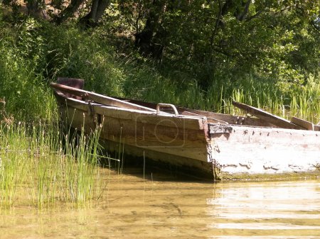 Foto de Barco en la costa del lago Wdzydzkie. Antiguo barco abandonado en la costa del lago Wdzydze. Wdzydze Landscape Park, región de Kashubia, norte de Polonia
. - Imagen libre de derechos