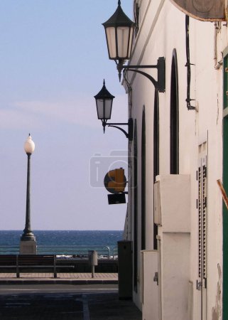 Téléchargez les photos : Vue sur la rue à Arrecife et l'océan en arrière-plan. Arrecife est la plus grande et capitale de Lanzarote, aux Canaries. Concept de voyage et d'architecture
. - en image libre de droit