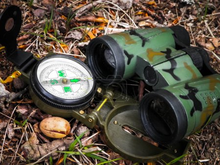 Téléchargez les photos : Binoculars and compass close up. Travel and exploration concept. - en image libre de droit