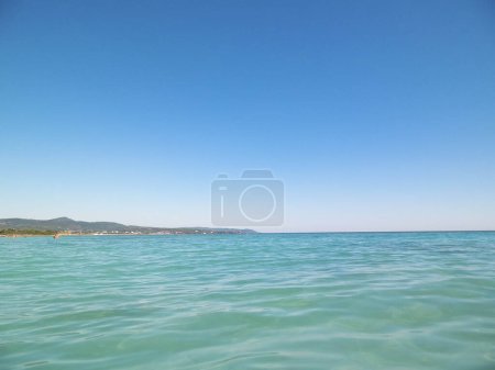 Foto de Agua de mar tirrena azul y transparente sobre fondo azul del cielo. Concepto de vacaciones y naturaleza. Copiar espacio
. - Imagen libre de derechos