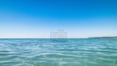 Foto de Día de verano, azul, agua de mar tirrena sobre fondo azul del cielo. Concepto de vacaciones y naturaleza. Copiar espacio
. - Imagen libre de derechos