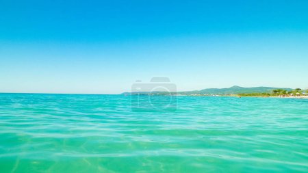 Foto de Agua de mar tirrena azul y transparente sobre fondo azul del cielo. Concepto de vacaciones y naturaleza. Copiar espacio
. - Imagen libre de derechos