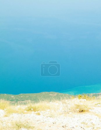 Téléchargez les photos : Voir le formulaire en haut des montagnes dans le parc national de Galicica, Macédoine. Galicica est le parc national entre deux lacs Ochrid et le lac Prespa, connu pour sa nature sauvage. Offroad en Macédoine, nature balkane et concept d'exploration. Espace de copie. - en image libre de droit