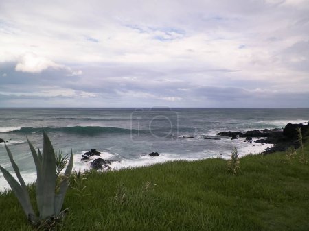 Foto de Acantilados en Piscinas Naturais Caneiros, concepto de belleza de la naturaleza. Isla de Sao Miguel, Azores. - Imagen libre de derechos