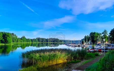 Blick auf den Wdzydze-See und die Marina in der Ferne. Segeln auf dem Wdzydze-See, einem der größten Seen Polens. Natur und Erkundungskonzept.