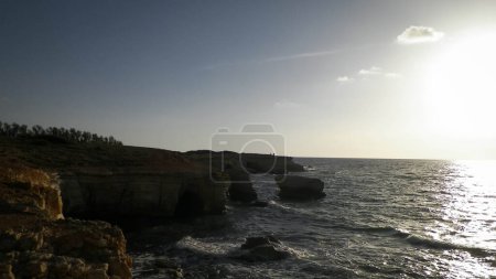 Formations rocheuses et grottes d'eau près de Coral Bay dans la région de Paphos sur l'île de Chypre. Site touristique populaire. Saison estivale.