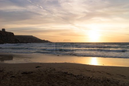 Atemberaubender Sonnenuntergang über dem Meer in Golden Bay Malta. Ende des sonnigen Tages.