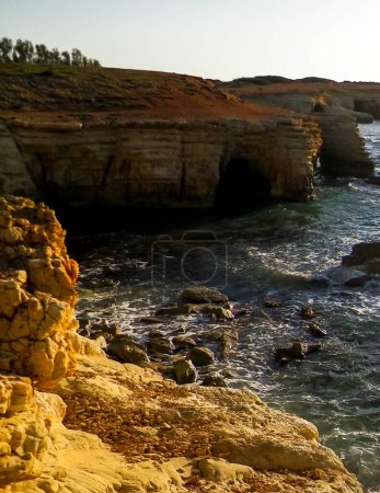 Felsformationen und Wasserhöhlen in der Nähe der Coral Bay in Paphos auf Zypern. Beliebte Touristenattraktion. Sommersaison.