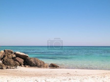 Piedras en la playa de Vada, agua transparente, turquesa y arena blanca. Concepto de viaje y naturaleza
.