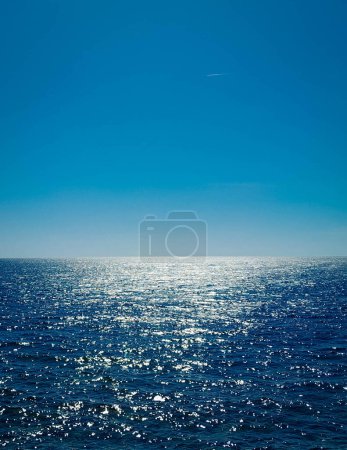 Blaues Meer und blauer Himmel. Ruhige See an einem sonnigen Tag. Natürlicher Hintergrund, Kopierraum.