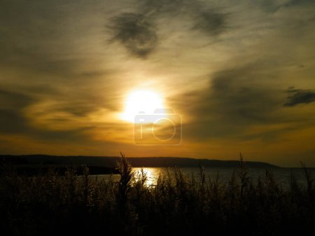 Téléchargez les photos : Belle vue sur le lever du soleil sur la lagune de la Vistule. Côte proche de Frombork City. - en image libre de droit