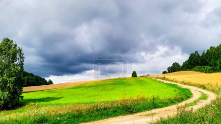 Bewölkter Tag in Kaschubia, Polen. Wolken ziehen über den Hügeln auf. Sturm kommt. Schönheit der Natur in Nordpolen. Region Pommern-Kaschubien-Wiezyca.