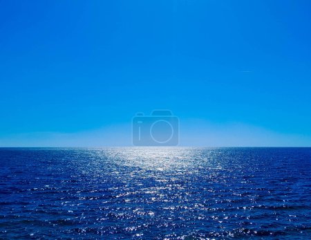 Foto de Mar azul y cielo azul. Mar tranquilo en un día soleado. Fondo natural, espacio de copia. - Imagen libre de derechos