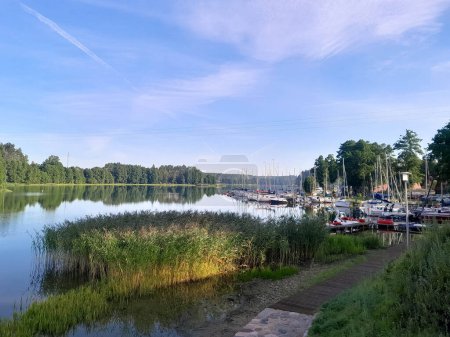 Vista del lago Wdzydze y el puerto deportivo en la distancia. Navegar en el lago Wdzydze, uno de los lagos más grandes de Polonia. Naturaleza y concepto de exploración.
