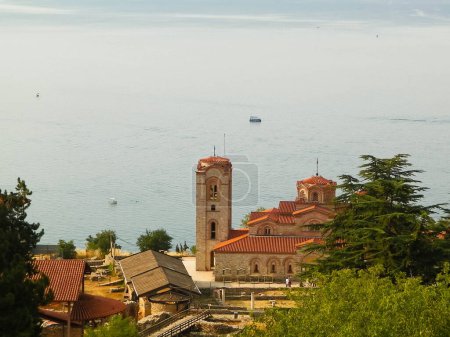 Küste des Ochrid-Sees von der Ochrid-Stadt aus. Der Ochrid ist der älteste See Europas, der für sein sauberes, transparentes Wasser bekannt ist. Ohrid und der Ohridsee sind UNESCO-Natur- und Kulturerbe. Typisch mazedonische Architektur. Reise und Architektur