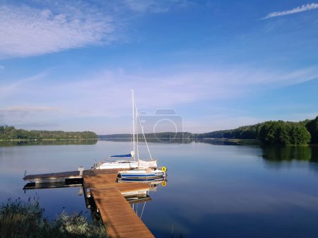 Segeln auf dem Wdzydze-See. Ein Segelboot, das am Ufer des Sees festgemacht hat. Wdzydze ist einer der größten polnischen Seen. Es befindet sich in den Tucholskie-Wäldern in Nordpolen.