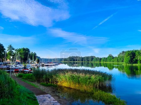 Vista del lago Wdzydze y el puerto deportivo en la distancia. Navegar en el lago Wdzydze, uno de los lagos más grandes de Polonia. Naturaleza y concepto de exploración.