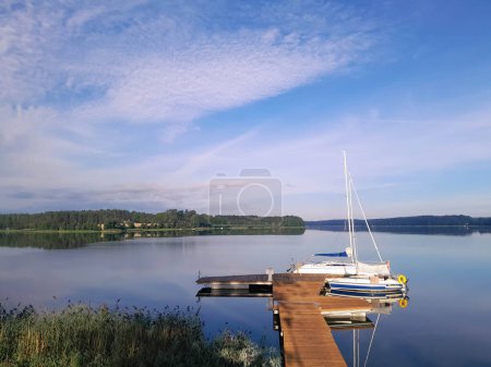 Navegando en el lago Wdzydze. Un velero amarrado en la orilla del lago. Wdzydze es uno de los lagos polacos más grandes. Se encuentra en los bosques de Tucholskie en el norte de Polonia.