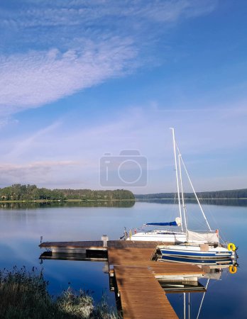 Marina en el lago Wdzydze. Kashubia Polonia. Wdzydze o lago Wdzydzkie es uno de los lagos más populares y más grandes de Polonia