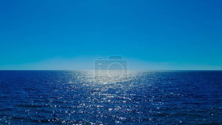 Foto de Mar azul y cielo azul. Mar tranquilo en un día soleado. Fondo natural, espacio de copia. - Imagen libre de derechos