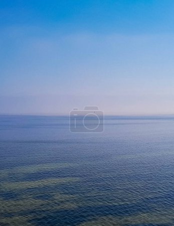 Vista al mar de la bahía de Pucka. Naturaleza espacio de copia de fondo.
