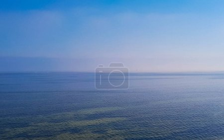 Vista al mar de la bahía de Pucka. Naturaleza espacio de copia de fondo.