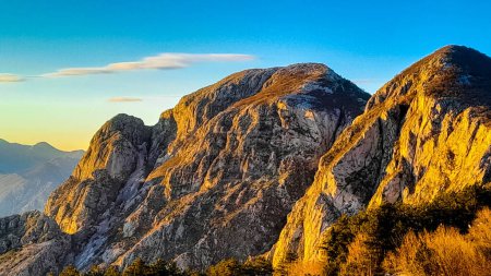 Lovcen Berggipfel an einem sonnigen Tag. Das Lovcen-Gebirge liegt rund um Boka Kotorska in Montenegro. Montenegro ist ein beliebtes Reiseziel auf dem Balkan.