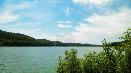 Paysage du lac Ostrzyckie à Wiezyca, région de Kashubian, Pologne. Concept de voyage.
