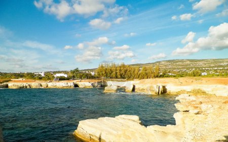 Felsformationen auf Zypern. Mittelmeerküste Schönheit der Natur.
