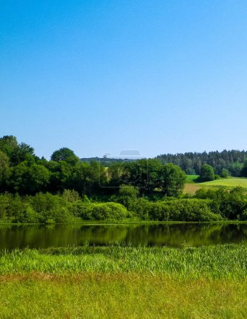 Pequeño lago en Wiezyca. Increíble naturaleza de la región de Kashubian, norte de Polonia. Concepto de viaje y naturaleza.