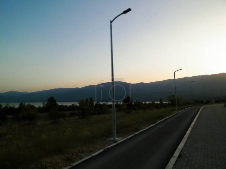 Puesta de sol sobre las montañas del Parque Nacional Galicica, Macedonia. Galicica es un parque nacional entre dos lagos - Ochrid y Prespa, conocido por su naturaleza salvaje. Naturaleza balcánica y concepto de exploración
.