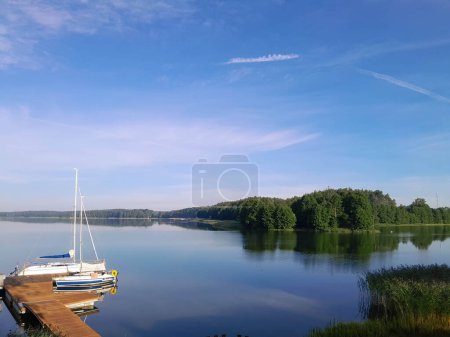 Voile sur le lac Wdzydze. Un voilier amarré au bord du lac. Wdzydze est l'un des plus grands lacs polonais. Il est situé dans les forêts de Tucholskie dans le nord de la Pologne.