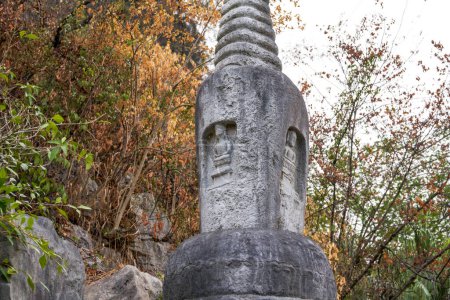 Téléchargez les photos : Bâtiment ancien Pagode en pierre de Mulongdong à Guilin, Guangxi, Chine - en image libre de droit